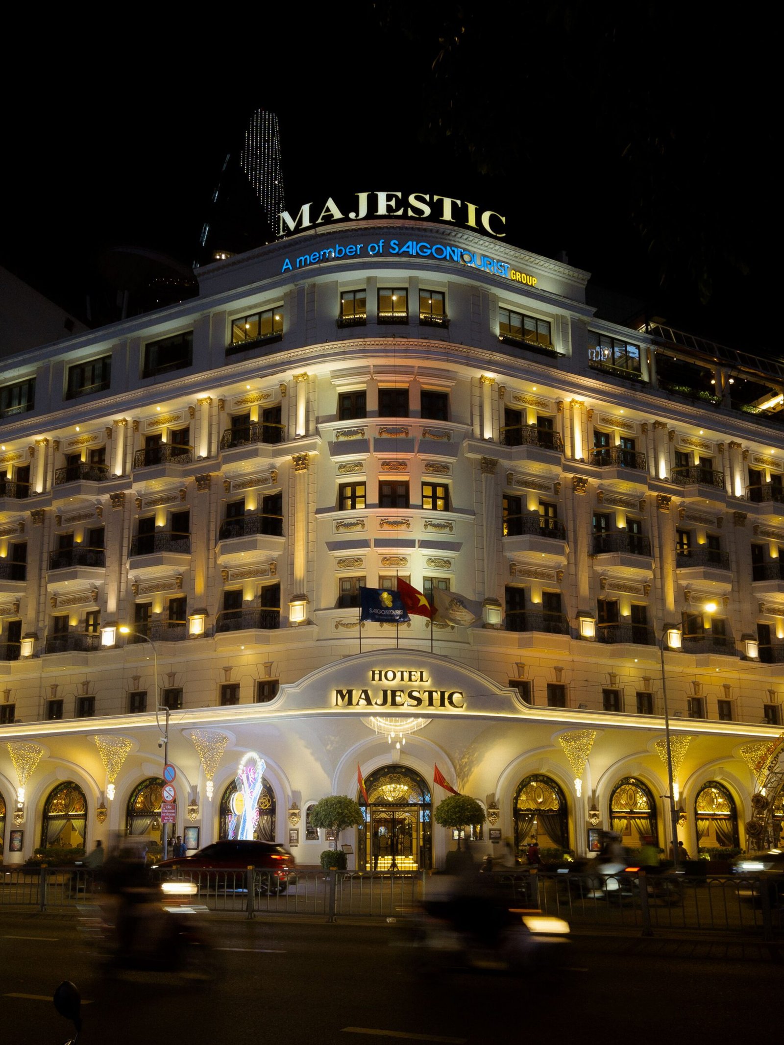 Fachada de un hotel iluminado de noche